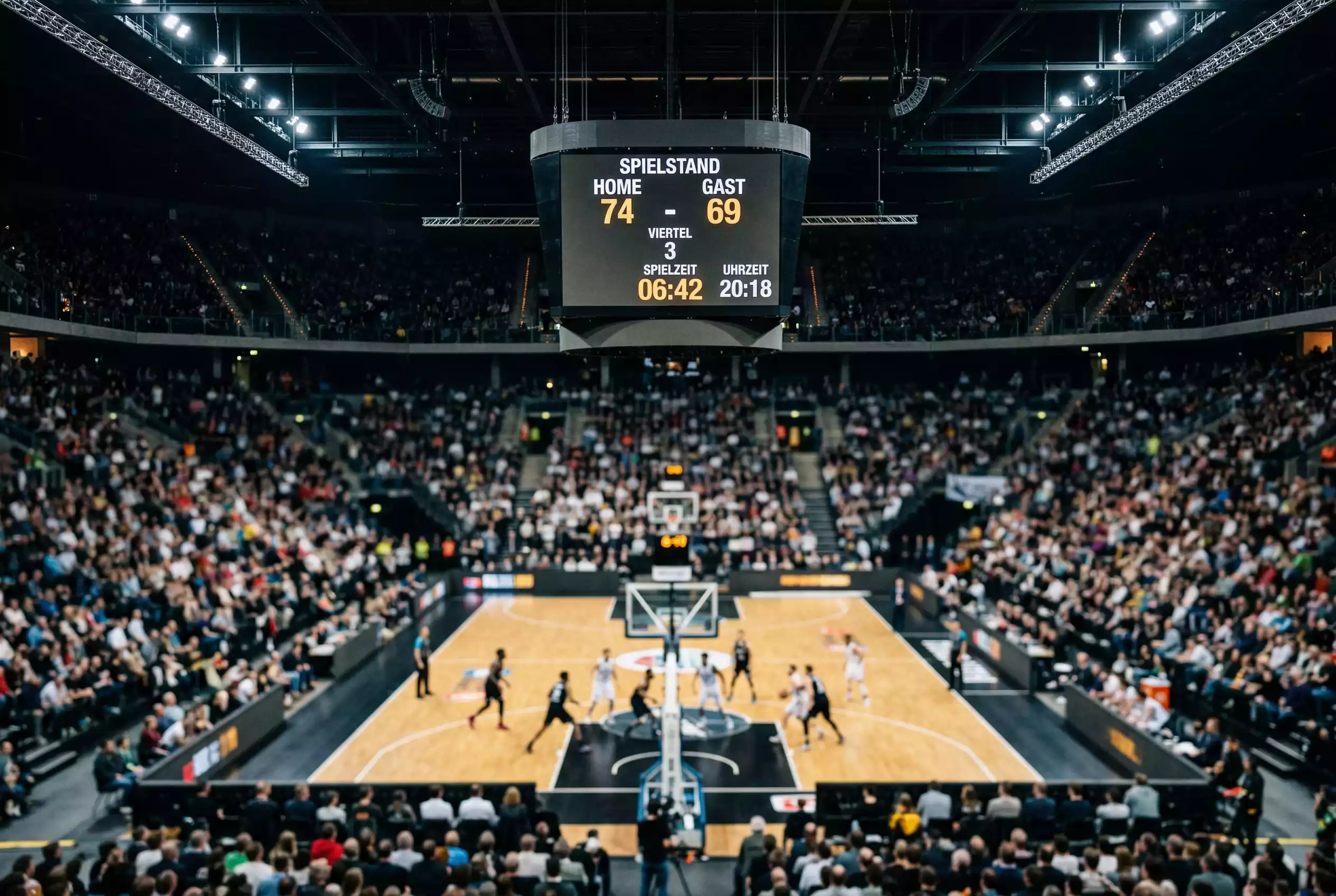 Basketball Ligen fuer Wetten: NBA-Spielszene in einer vollen Arena mit Zuschauern