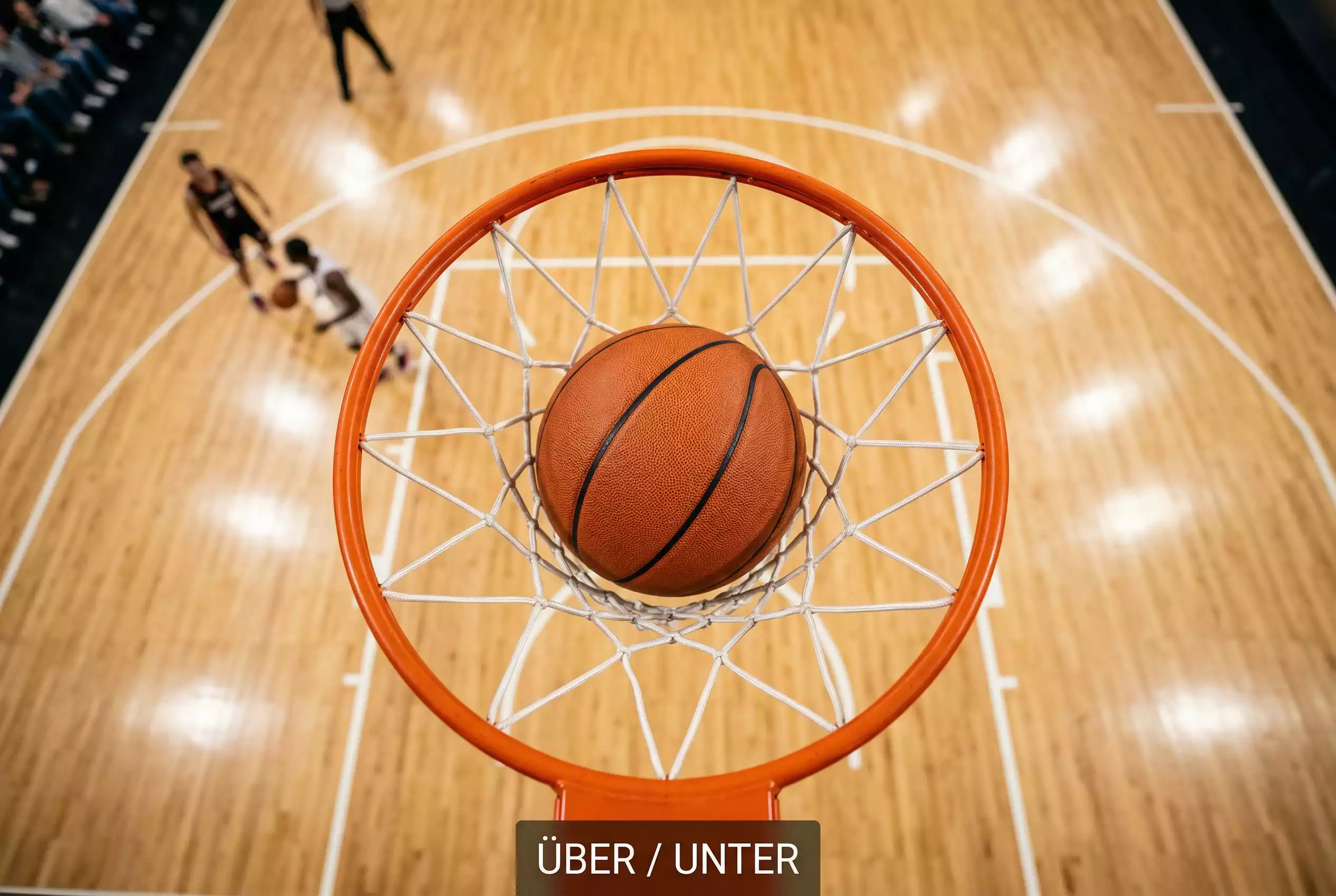Basketball Über/Unter Wetten – Ball fliegt durch den Korb bei einem Wurf von oben fotografiert